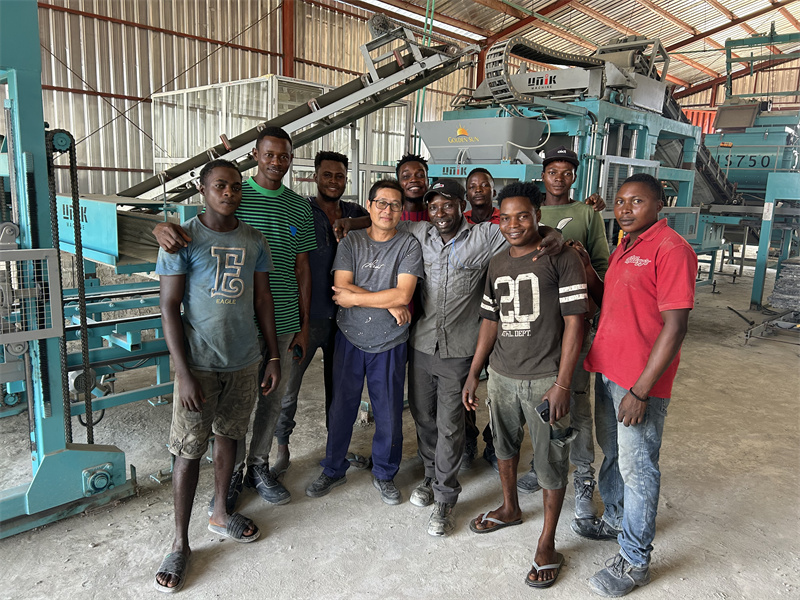 Formningsmaskin för betongblock till salu i Nigeria: UNIK Machinery sticker ut