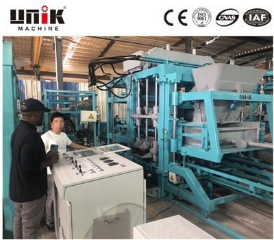 Automatisk betongstensmaskin